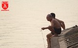 Hà Nội nắng nóng 38 độ C, người dân đổ xô ra hồ Tây tắm giải nhiệt